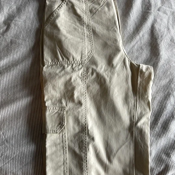 NEVER WORN TAGS ON Abercrombie Relaxed Cargo Pants, Color Khaki, size US 28 or 6 - Picture 5 of 5